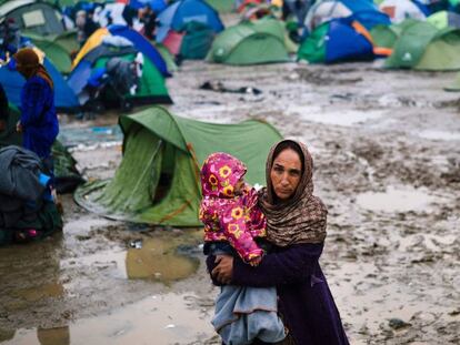 Una dona amb un nadó a Idomeni.