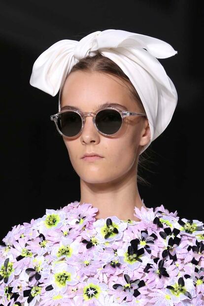 Giambattista Valli apuesta por la feminidad de rayas y flores