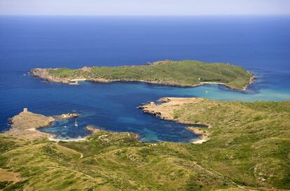 Su éxito sin fama ha hecho de esta joya del parque natural de s’Albufera des Grau una invitación para el escapismo; ello pese a encontrarse a solo 500 metros de la isla mayor, Menorca. El ecosistema resulta de tal importancia, y su grado de protección tan estricto, que los bañistas tienen prohibido abandonar las playas. Antaño fue lazareto de una expedición de esclavos redimidos de Argel en 1787.