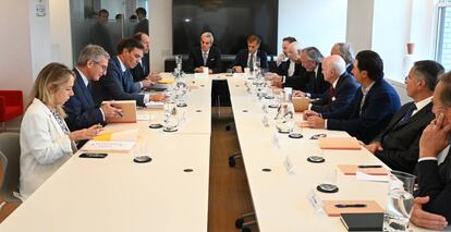 El presidente del Gobierno, Pedro Sánchez, en el encuentro con los inversores estadounidenses en la Oficina Económica y Comercial de España en Nueva York.