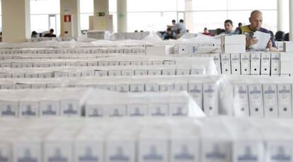 Los 430.000 expedientes de nacionalización atrasados se están digitalizando contra reloj en una planta de 1.800 metros en el Colegio de Registradores de España.