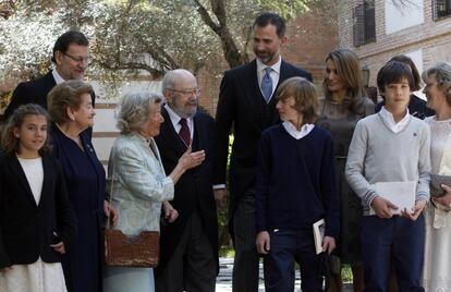 El día de la entrega del Premio Cervantes al escritor José Manuel Caballero Bonald (quinto por la izquierda), con asistencia de los príncipes Felipe y Letizia; la esposa de Caballero, Pepa Ramis; el presidente del Gobierno en 2013, Mariano Rajoy, y los nietos del premiado, en la Universidad de Alcalá de Henares (Madrid).