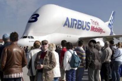 Varias personas observan un Airbus A300-600 ST Beluga durante el primer día abierto al público general de la feria aeronáutica ILA de Berlín (Alemania). EFE/Archivo