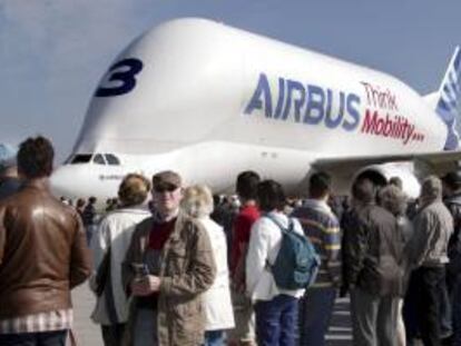 Varias personas observan un Airbus A300-600 ST Beluga durante el primer día abierto al público general de la feria aeronáutica ILA de Berlín (Alemania). EFE/Archivo