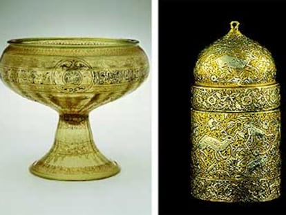 Copa de mediados del siglo XIII (izquierda) y tintero de cobre y plata incrustada del siglo XVI, procedentes del Metropolitan de Nueva York y expuestos en el Louvre.