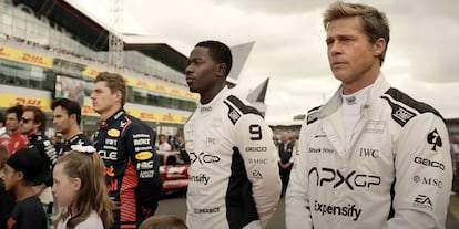 Brad Pitt, en un momento de 'F1, la película'. En el extremo izquierdo, los pilotos españoles Carlos Sainz hijo y Fernando Alonso.