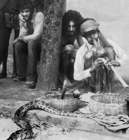 Jordi Esteva (izquierda) con Xefo Guasch y un encantador de serpientes en Benarés en 1973.