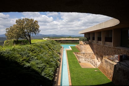 Vista de la piscina del Hotel Esperit Roca en la Fortaleza de Sant Julià de Ramis.