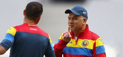 Anghel Iordanescu, en el entrenamiento de ayer en Saint-Denis.