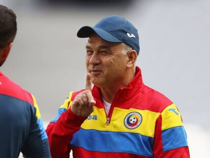 Anghel Iordanescu, en el entrenamiento de ayer en Saint-Denis.