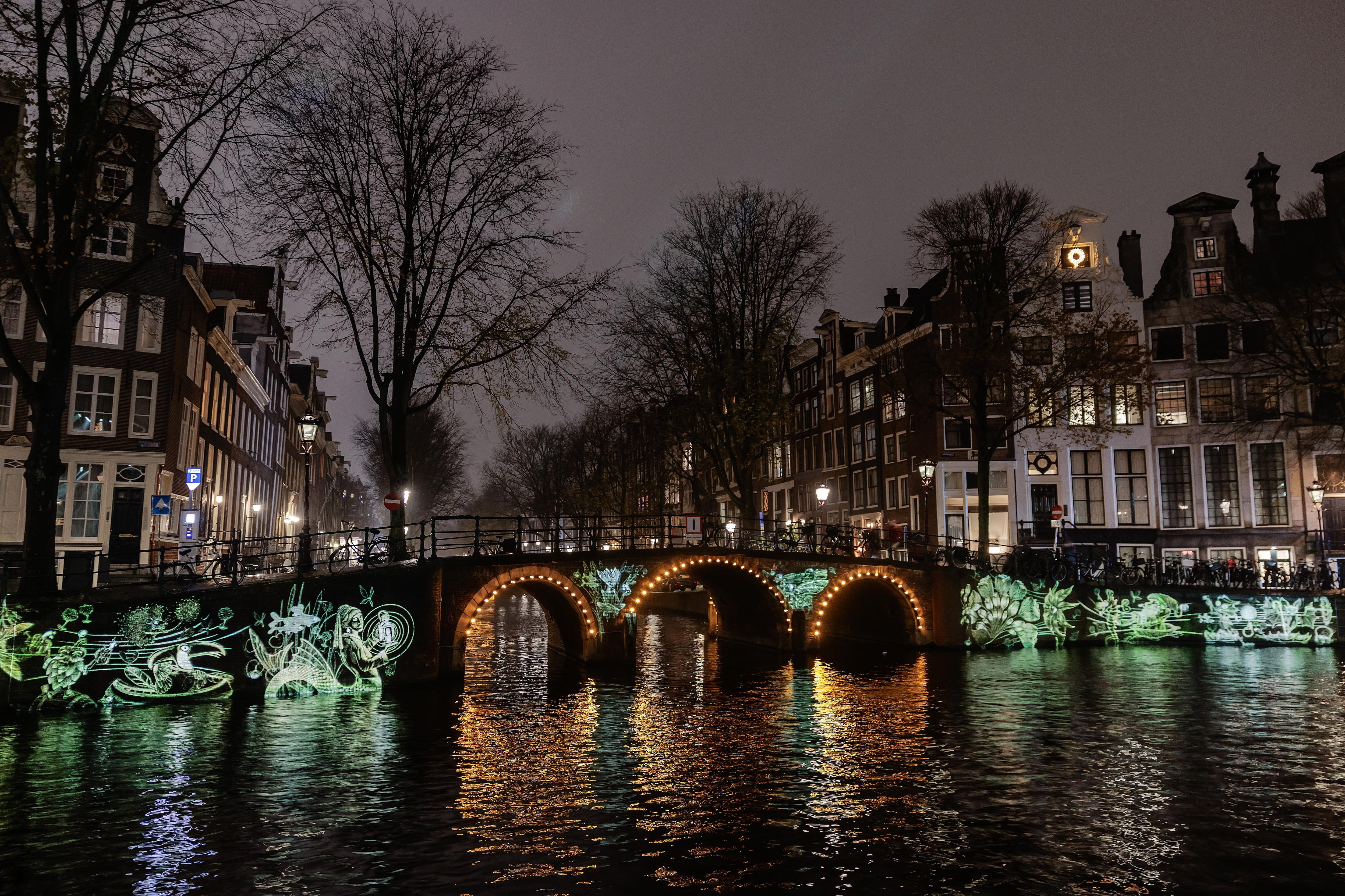 Un puente iluminado en Ámsterdam.
