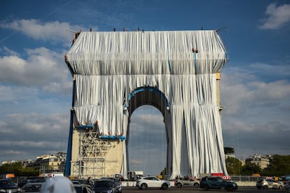 Los rollos de tela se han ido desenrollando para cubrir totalmente el Arco de Triunfo y que éste quedara completamente empaquetado.