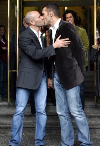 El presentador Jesús Vázquez (dcha.) y su novio, Roberto Cortés, se besan tras su boda, celebrada hoy en la Junta de Distrito de Centro, en Madrid, en una ceremonia que ofició la portavoz socialista en el Ayuntamiento, Trinidad Jiménez.