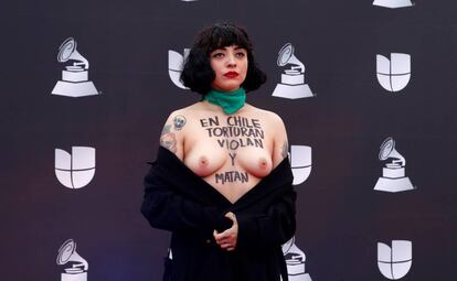 La cantante chilena Mon Laferte muestra un mensaje de protesta por la situación en su país, en la alfombra roja de los premios Grammy Latinos, en Las Vegas (EE UU).