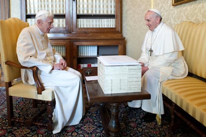 Benedicto XVI habla con el papa Francisco durante una reunión en Castel Gandolfo en 2013.