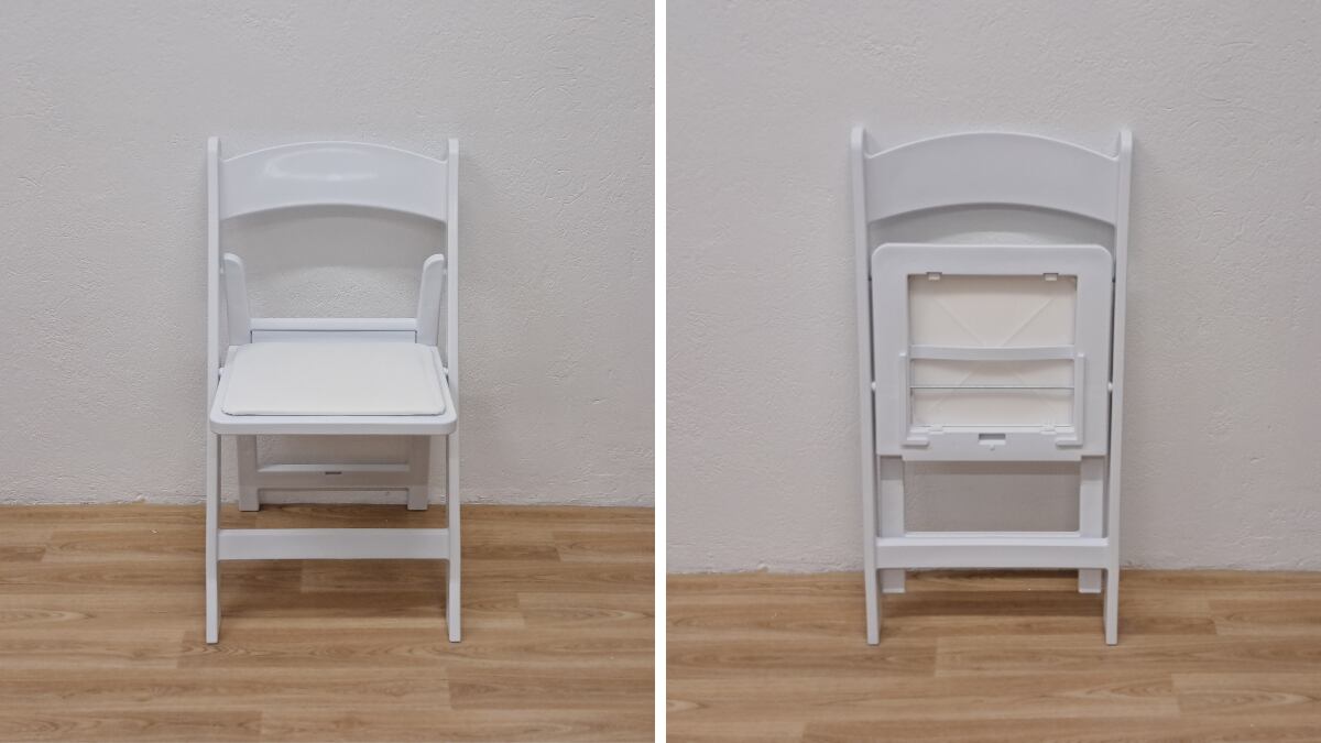 Con asiento acolchado. Muy práctica para tener asientos extra en casa.