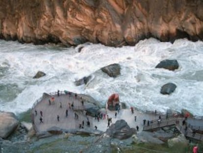 Turistas junto al río Jinsha, en la garganta del Salto del Tigre, en la provincia china de Yunnan.