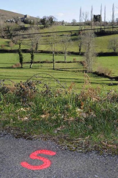 El nuevo vial atravesará el valle entre la iglesia (a la izquierda) y la torre de Torés (derecha).