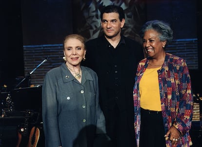 Dolores Pradera y Nissia Agüero acompañan a Carlos Cano durante un programa de televisión española en 1999.