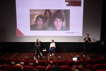 En la pantalla, desde Toronto, Javier Ambrossi, Javier Calvo y el actor Carlos González (tapado, otro de los actores, Milo Quifes) comentan la selección de 'La bola negra'. Abajo, en el escenario de la Academia de Cine, el productor Jorge Pezzi y María Rubin, de Movistar Plus.Eduardo Parra (Europa Press)