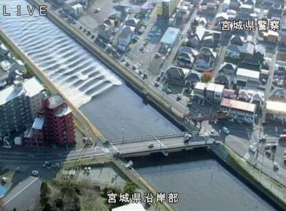 Olas en un río del norte de Japón tras el terremoto.