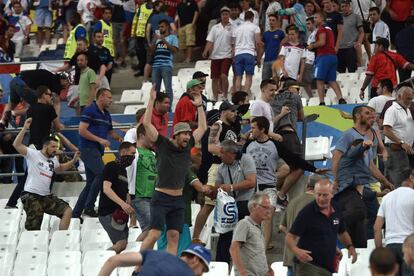 Seguidores rusos se enfrentan con aficionados ingleses en el V&eacute;lodrome.