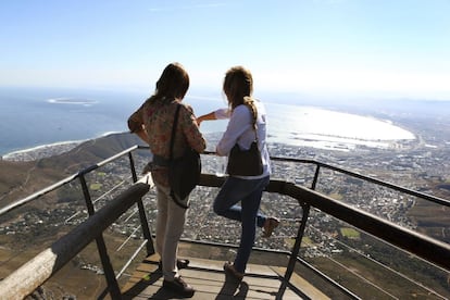 Dicen que más de 300 senderos surcan Table Mountain, de 1.086 metros, cuya cima plana proporciona el mejor mirador Ciudad del Cabo y su máximo esplendor visual.