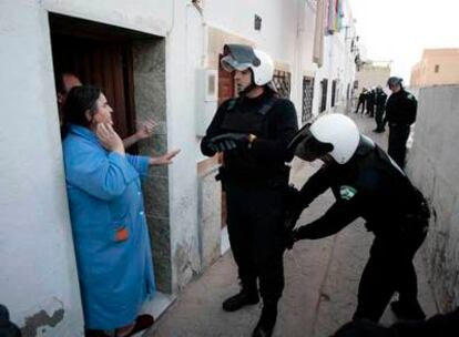 Casi una decena de policías controla uno de los desalojos de ayer en Almería.