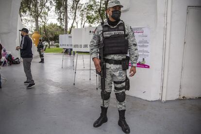 Un elemento de la guardia nacional vigila el proceso electoral en la ciudad de Tijuana, en Baja California. 