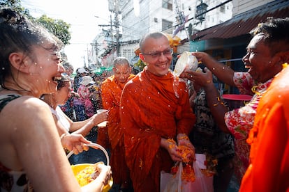 Tailandia está en plena celebración del Año Nuevo, que en el país asiático se celebra del 13 al 15 de abril. Y, como manda la tradición, lo hace con una gran fiesta del agua donde ciudades y pueblos de todo el país se transforman en batallas campales donde tailandeses y turistas tratan de mojarse unos a otros como símbolo de purificación y renovación. En la foto, unos participantes echan agua a unos monjes budistas en una calle de Bangkok.