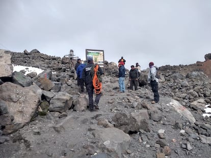 Autoridades de protección civil trabajan en el Pico de Orizaba, donde fallecieron 4 personas.