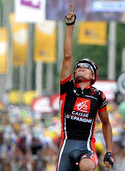 Luis León Sánchez celebra su victoria alzando el brazo derecho al cielo en recuerdo de su hermano.