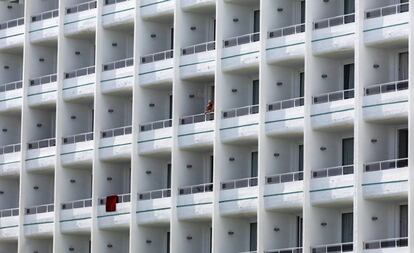 Un bloque de edificios en la zona de la Playa den Bossa (Ibiza).