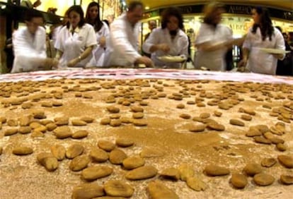 Un momento de la elaboración del polvorón gigante de Estepa.