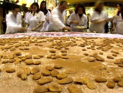 Un momento de la elaboración del polvorón gigante de Estepa.