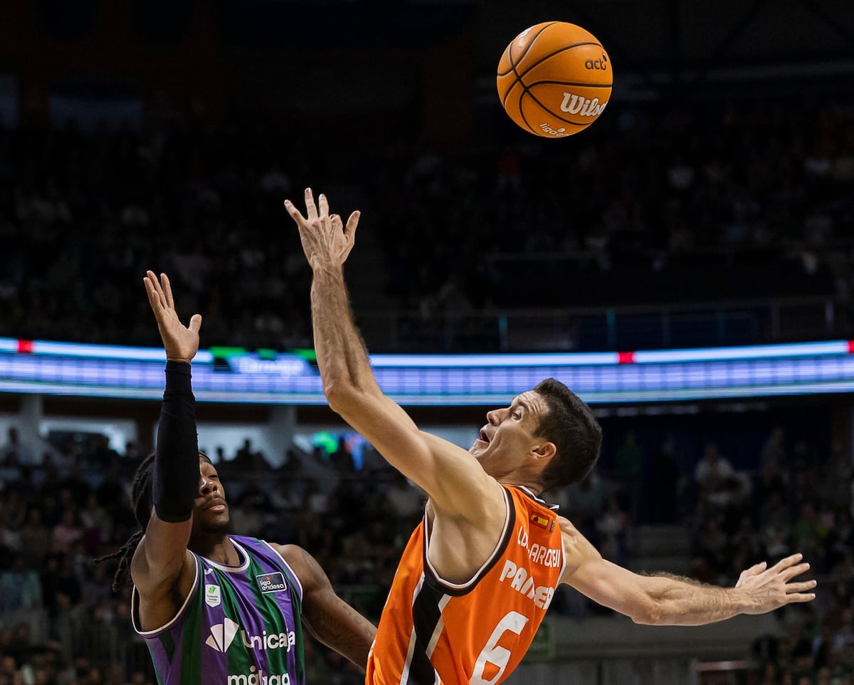 Unicaja regains the lead after a duel of colossi with Valencia Basket: 94-86