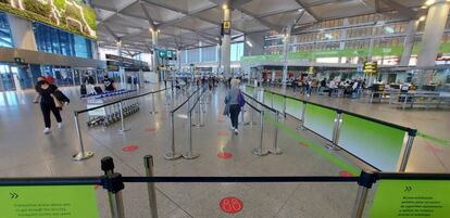 Señales de distancia por la Covid-19 en el aeropuerto de Málaga-Costa del Sol.