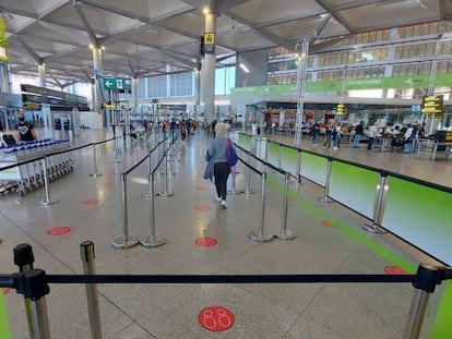 Señales de distancia por la Covid-19 en el aeropuerto de Málaga-Costa del Sol.