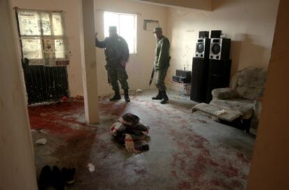 Dos soldados en el interior de la vivienda de Ciudad Juárez donde fueron asesinados a tiros 13 personas.
