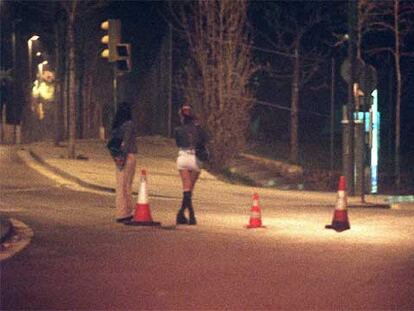 Prostitución en la zona de seguridad establecida en 2002 en Barcelona ante una cumbre europea.
