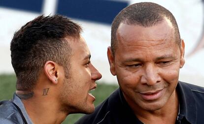Neymar habla con su padre en un torneo en Brasil, el 9 de julio.