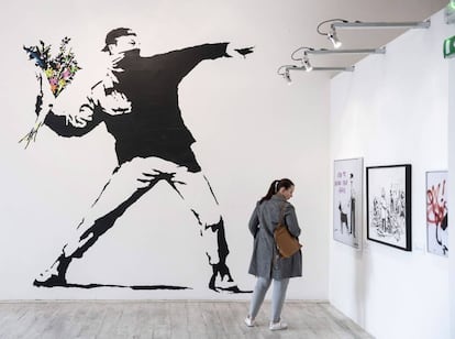 Reproducción del mural 'Flower Thrower', del artista birtánico Banksy, en una exhibición en Budapest (Hungría). 