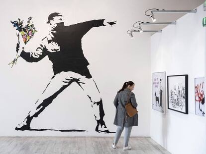 Reproducción del mural 'Flower Thrower', del artista birtánico Banksy, en una exhibición en Budapest (Hungría). 