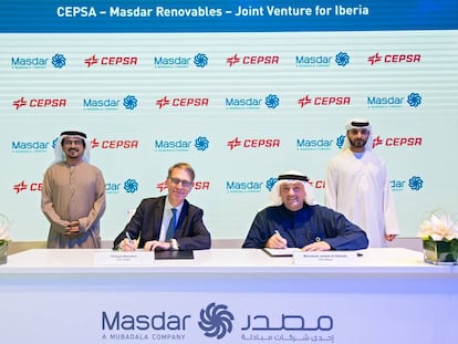 Acto de firma del acuerdo entre Cepsa y Masdar.