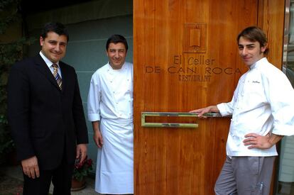Los chefs Joan, Josep y Jordi, en su restaurante de Girona, El Celler de Can Roca. Más que un lugar donde comer, el establecimiento se ha convertido en un centro de innovación, sostenibilidad y creación por parte de los tres hermanos. Ahora se cumple una década desde que lograron hacerse con la tercera estrella Michelin.