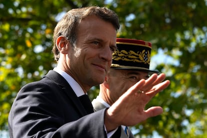 Emmanuel Macron y el general Thierry Burkhard saludan al pblico durante el desfile que conmemora la Toma de la Bastilla, smbolo del poder absolutista, el 14 de julio de 1789.