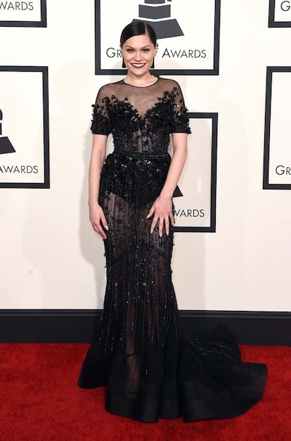 La nominada Jessie J. optó por un look de vampiresa con este vestido negro de transparencias de la colección otoño invierno 2014 de Ralph & Russo.