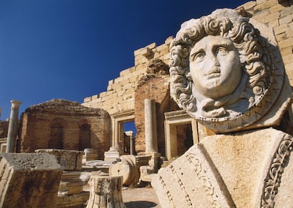 Leptis Magna fue en otro tiempo la ciudad romana más grande y esplendorosa de África. Como después no se construyó ninguna ciudad moderna en su emplazamiento y además se levantó en robusta piedra caliza, resistió frente a terremotos y el paso del tiempo. Actualmente, Leptis es una de esas raras ciudades antiguas donde quedan vestigios suficientes para imaginar sus días de esplendor. Es una urbe tan extensa que es toda una muestra de urbanismo romano, con sus calles ordenadas y con edificios tan majestuosos como monumentales, lujosos complejos termales y foros.