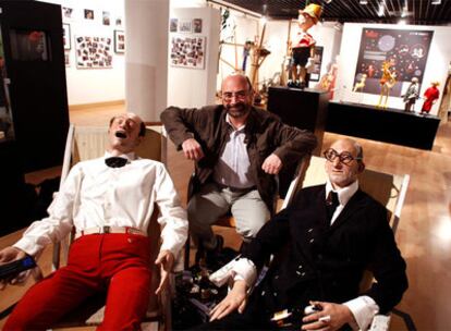 Pedro Medina entre las figuras de Mortadelo y Filemón, de la película de Javier Fesser.