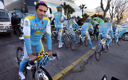 El ciclista del Astana y ganador del Tour de Francia, Alberto Contador, antes de salir a entrenar en Calp (Alicante), en 2010.